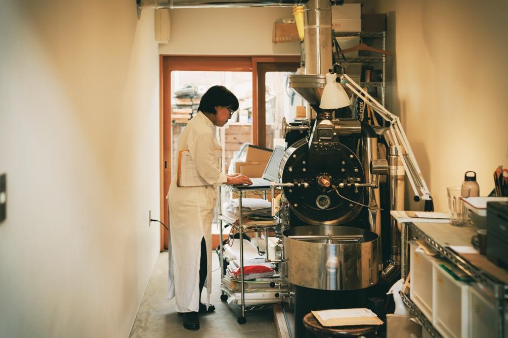 豆ちよ焙煎所のロースターで作業するオーナー千代田孝子さん