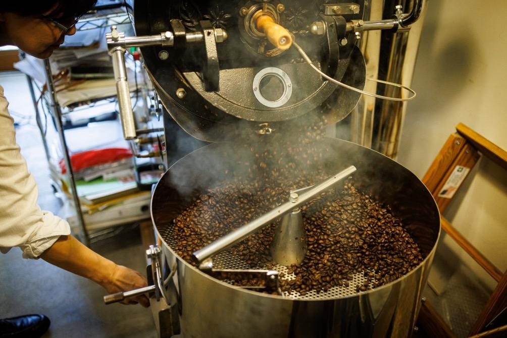豆ちよ焙煎所で焙煎されるコーヒー豆