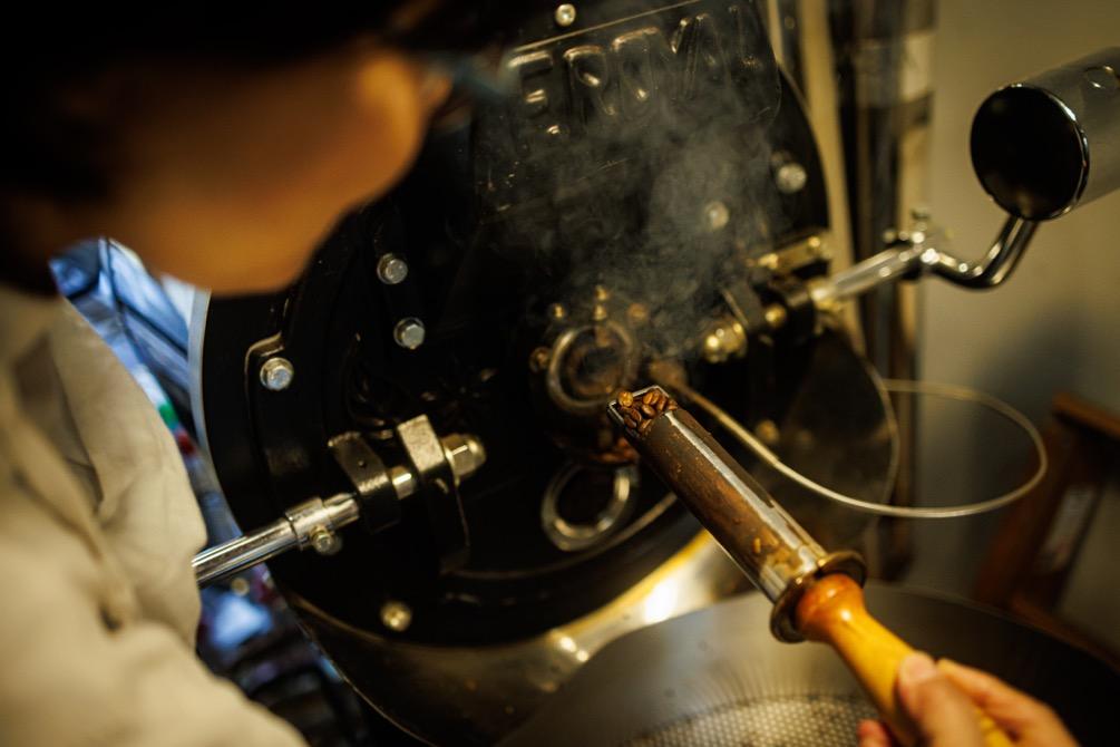 焙煎の確認をする千代田孝子さん