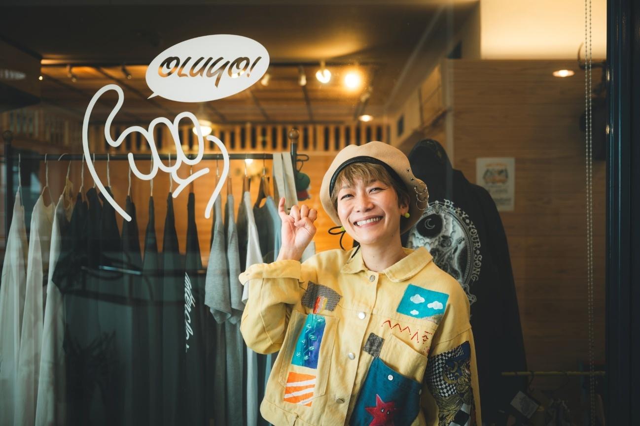 イベントスペース「OLUYO」の前に立つ福岡晃子さん