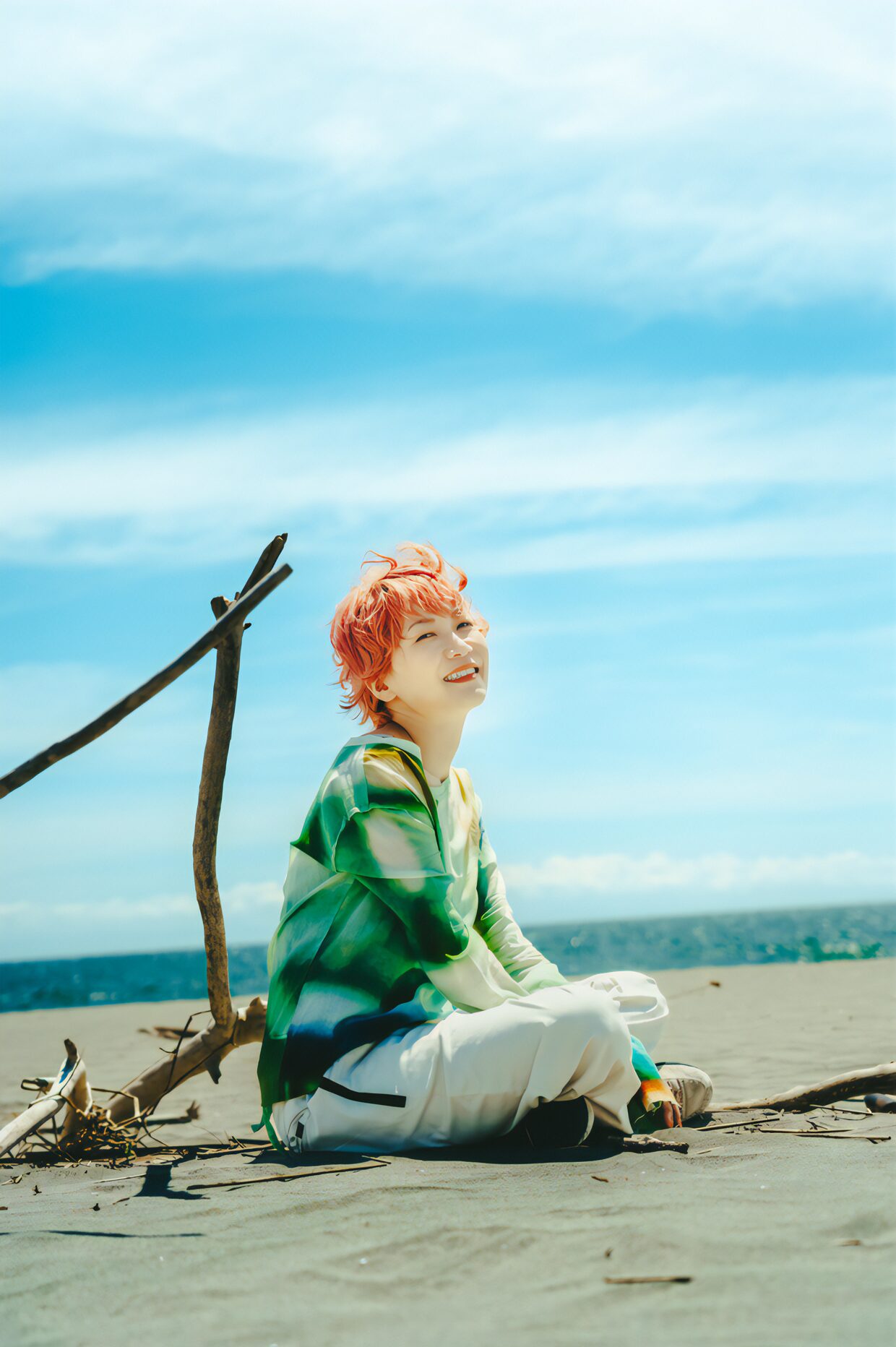 徳島の海を背にする福岡晃子さん