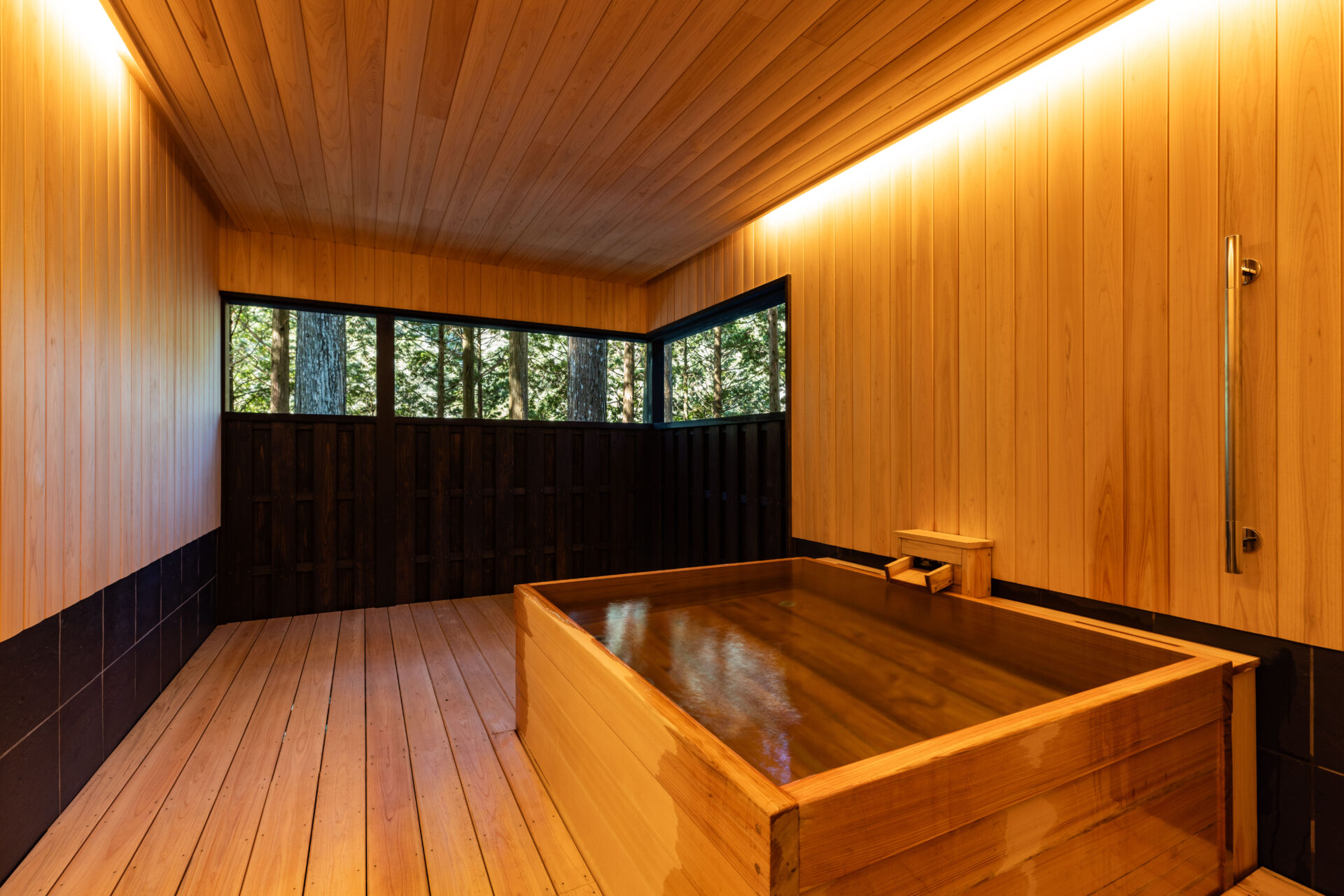 ネイチャーホテル・ナルカワの貸切温泉の内観