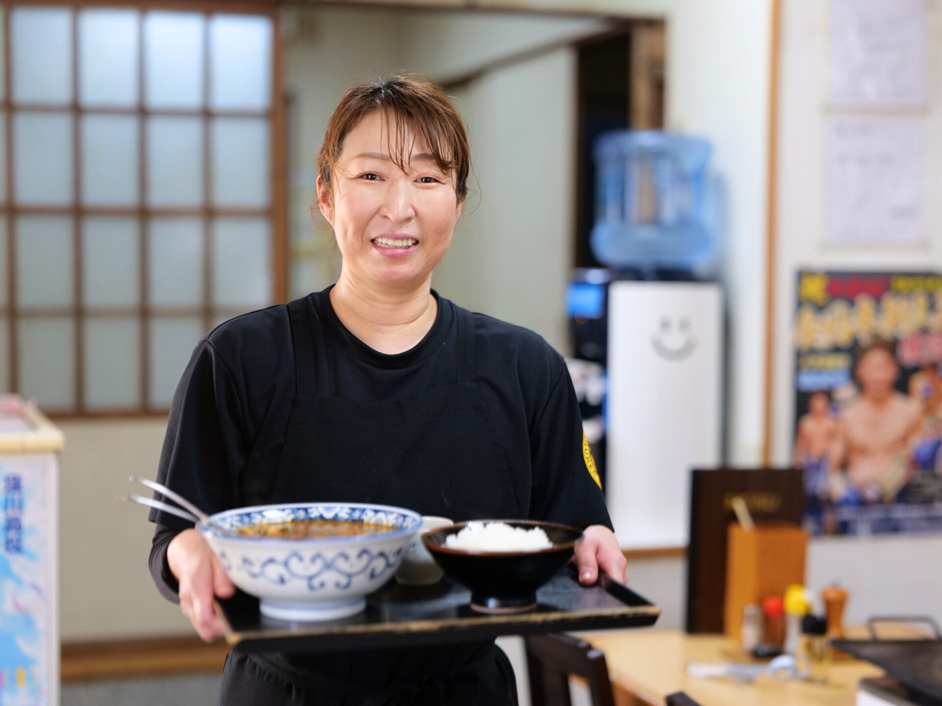 ジャン麺を持った満洲軒本店の綾さん 