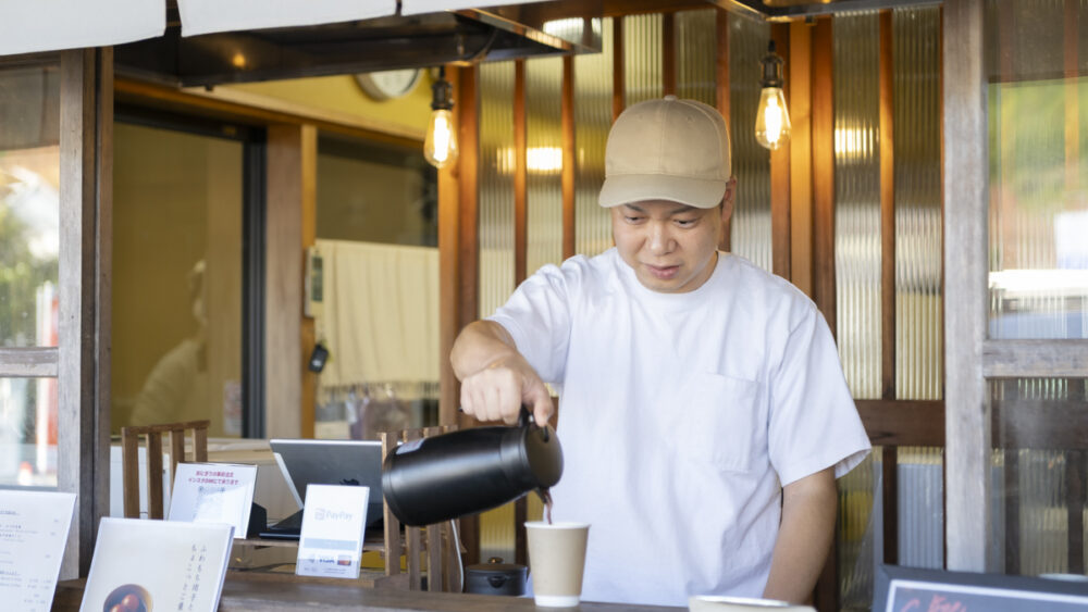 おにぎりに合うコーヒーを淹れる篠田さん