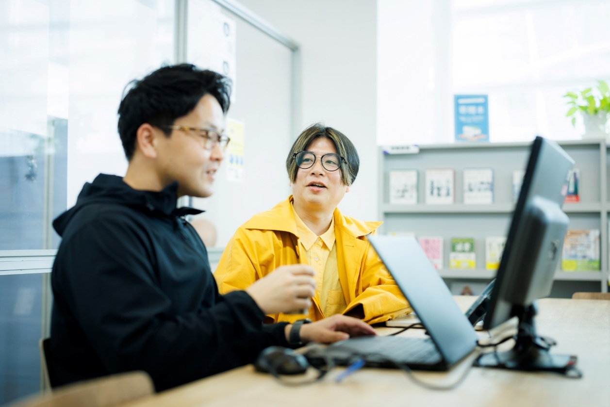 スタッフと談笑する瀬戸内サニー株式会社の代表取締役・大崎龍史さん 