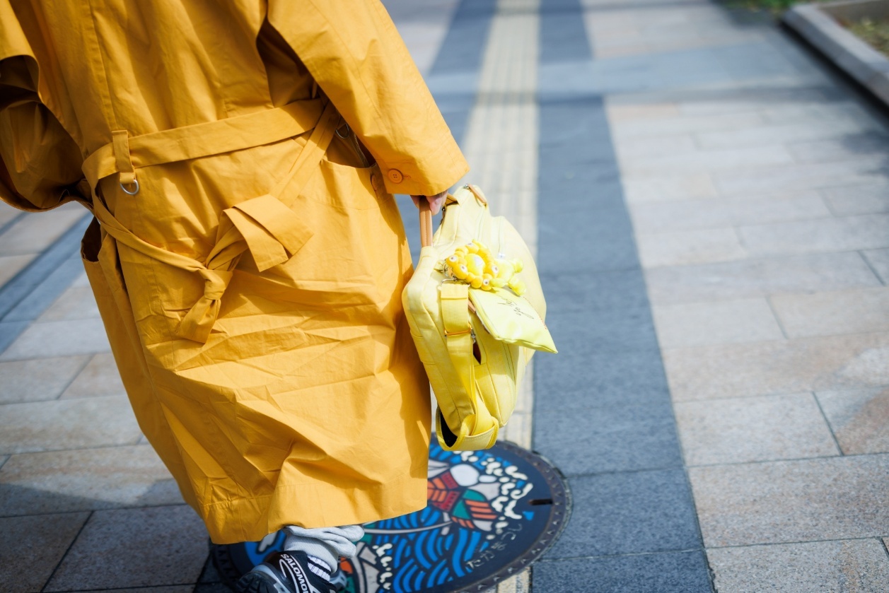 高松港に向かって歩く瀬戸内サニー株式会社の代表取締役・大崎龍史さん 