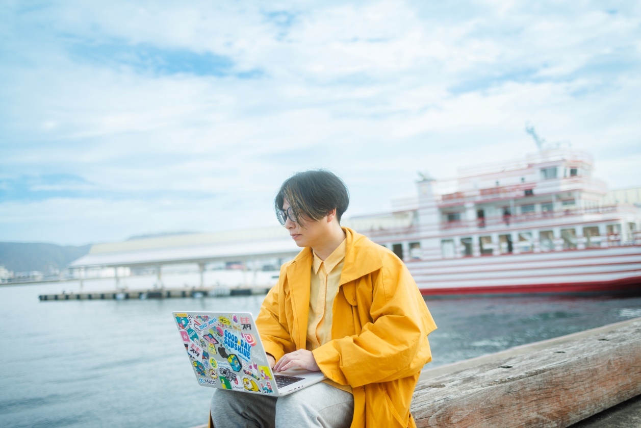 高松港で仕事をする瀬戸内サニー株式会社の代表取締役・大崎龍史さん 