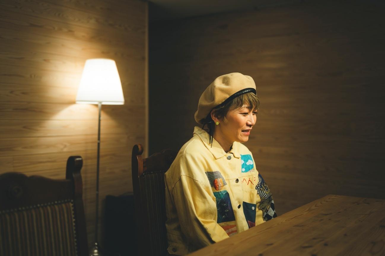 インタビューに答える福岡晃子さん