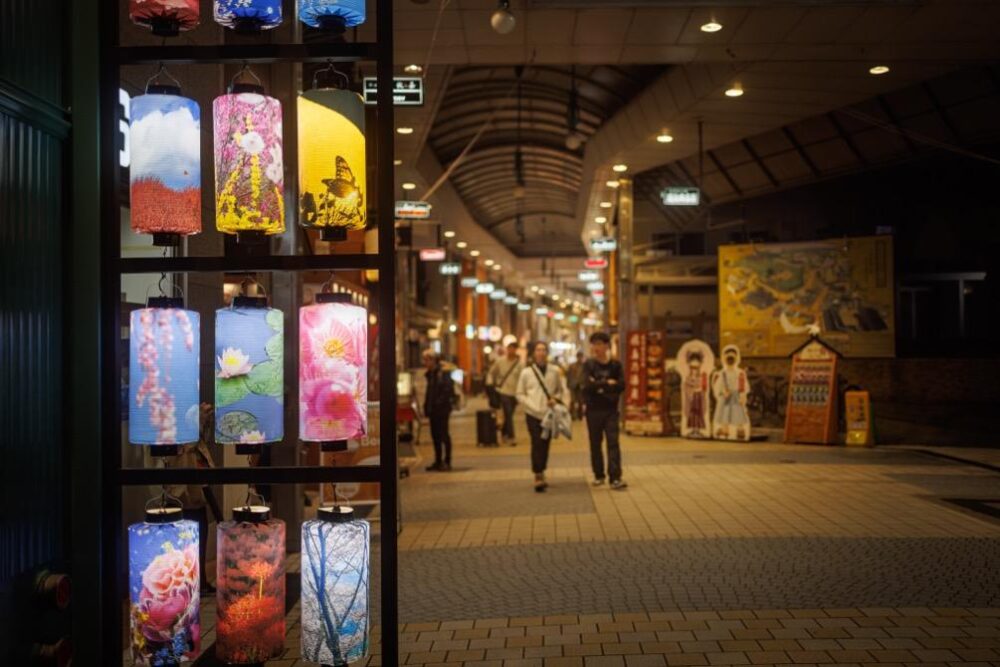 道後アート・道後商店街入口提灯ゲート