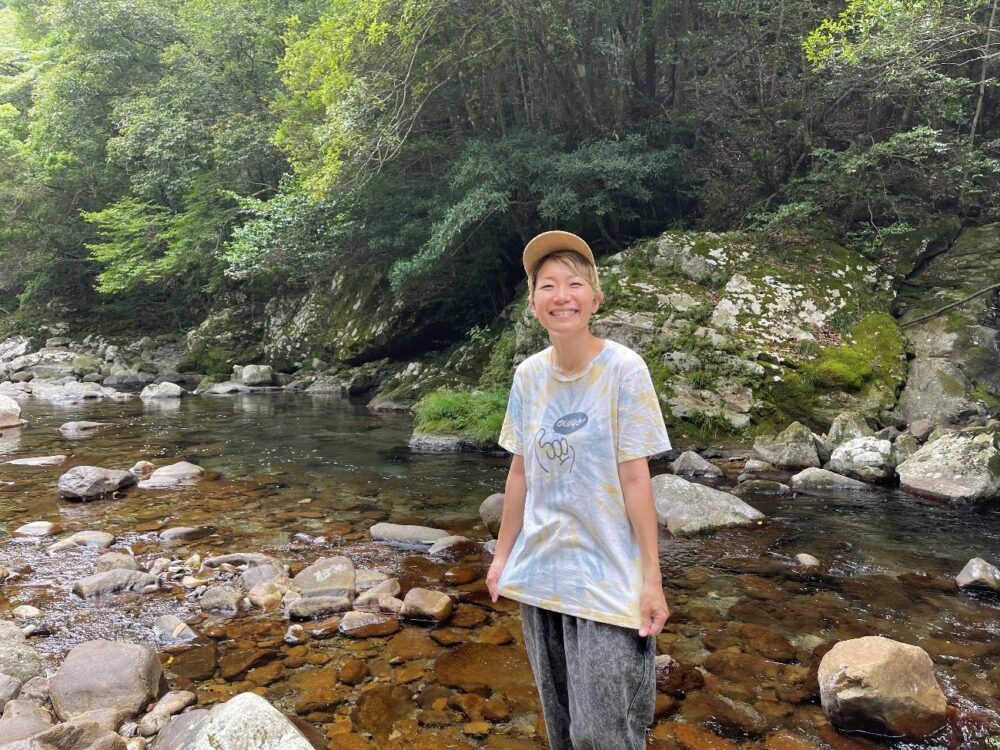 「OLUYO」オリジナルTシャツを着ている福岡晃子さん