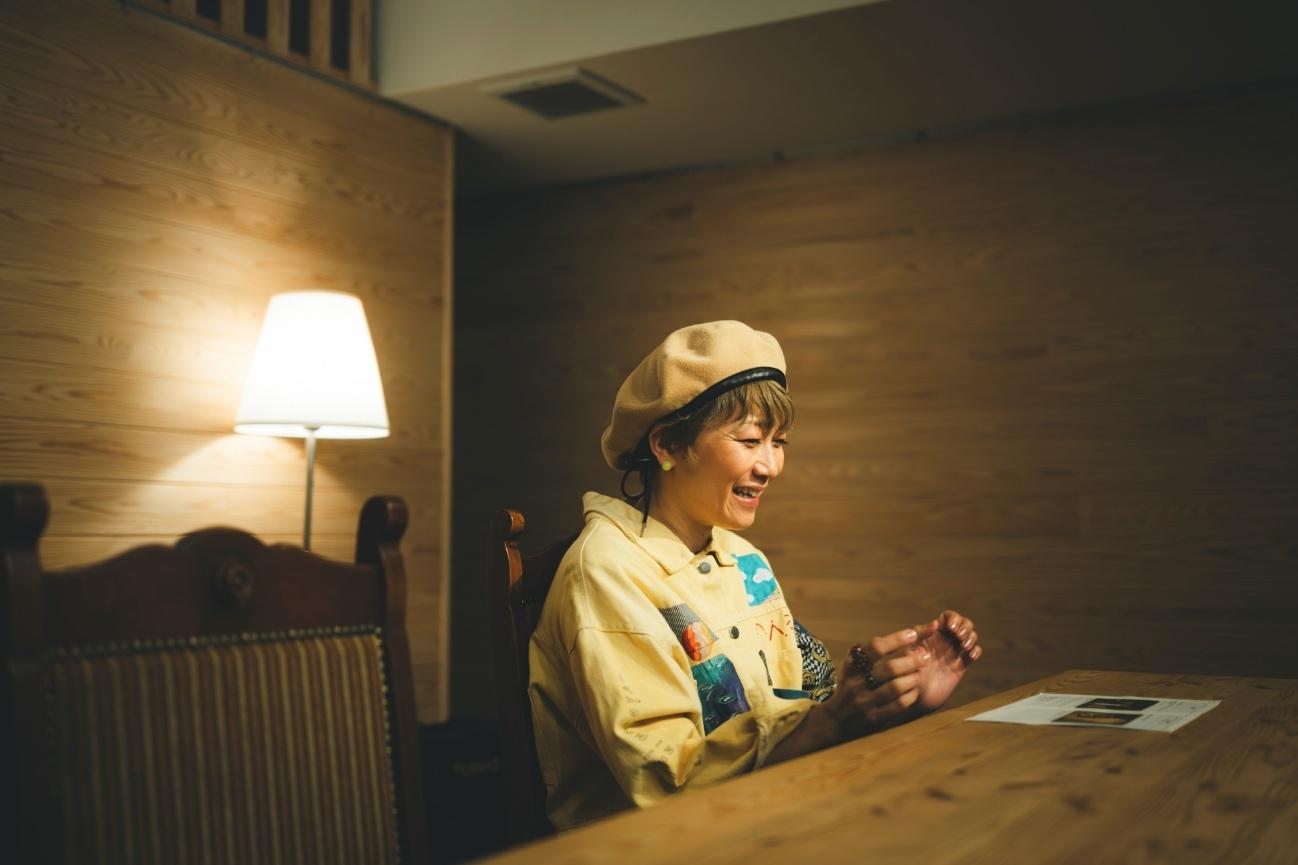 インタビューに答える福岡晃子さん