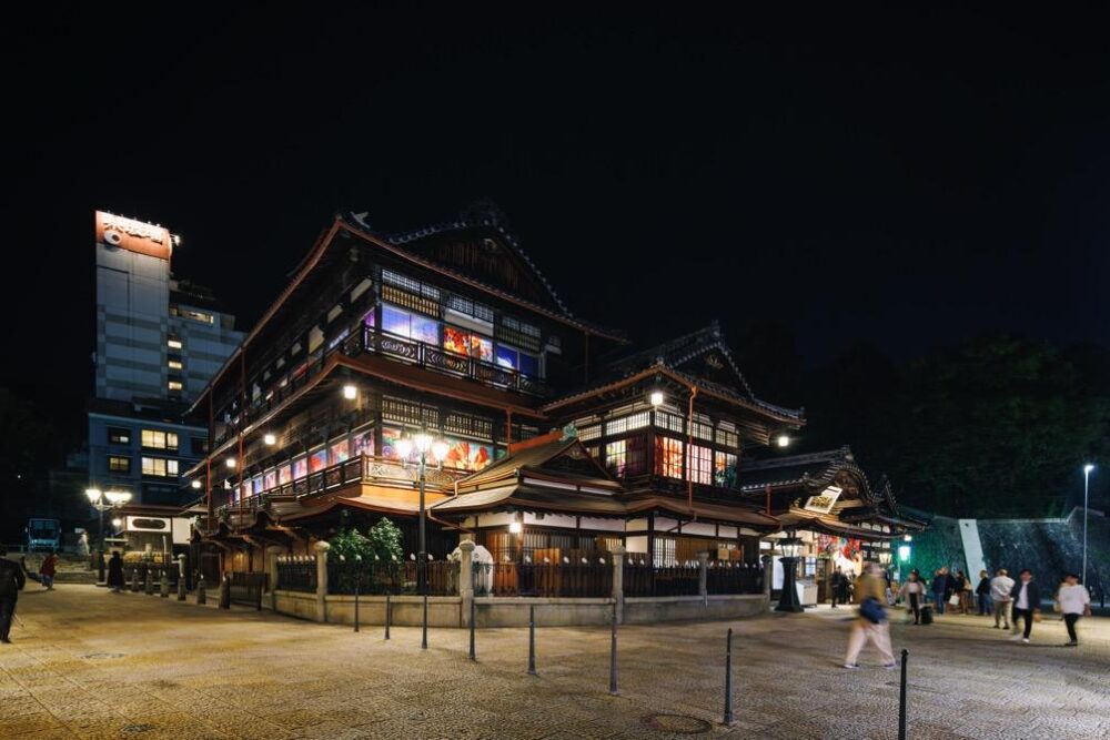 道後アート・道後温泉本館ライトアップの全体