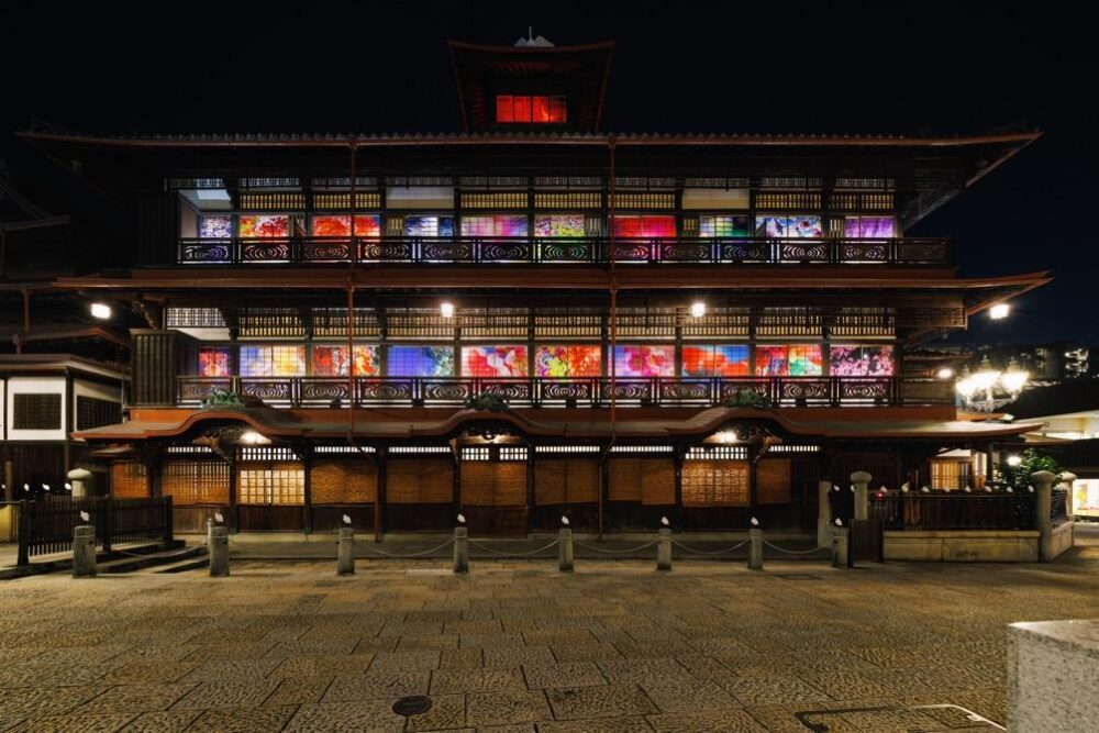 道後アート・道後温泉本館ライトアップ襖の全体