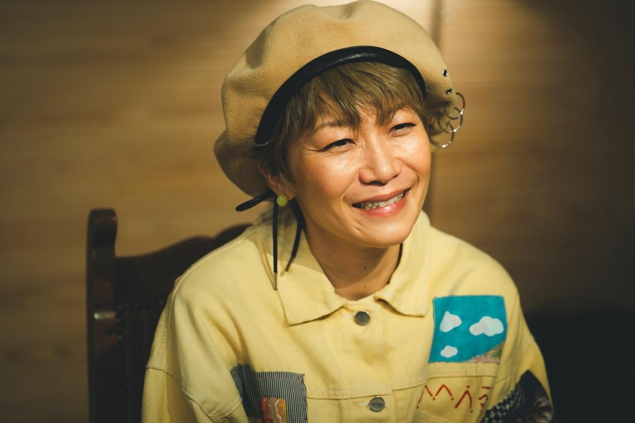 インタビューに答える福岡晃子さん