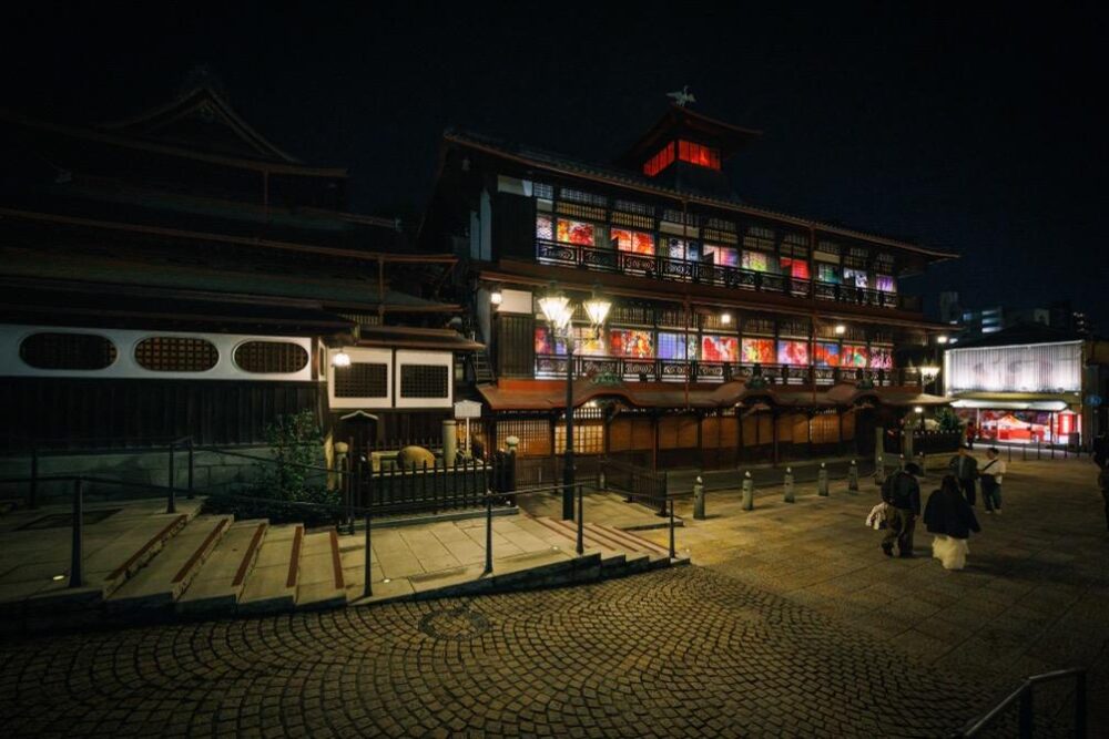 道後アート・道後温泉本館ライトアップの全景