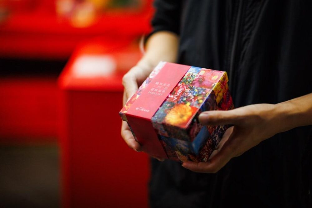 一六タルト 「蜷川実花 with EiM × 道後温泉 DOGO ART」の箱