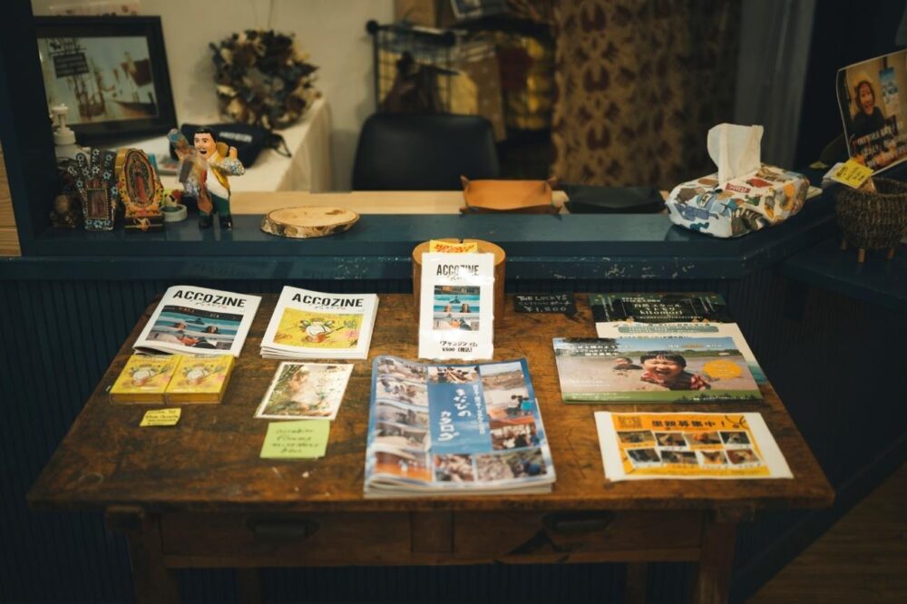 「OLUYO」店内に並ぶフライヤー