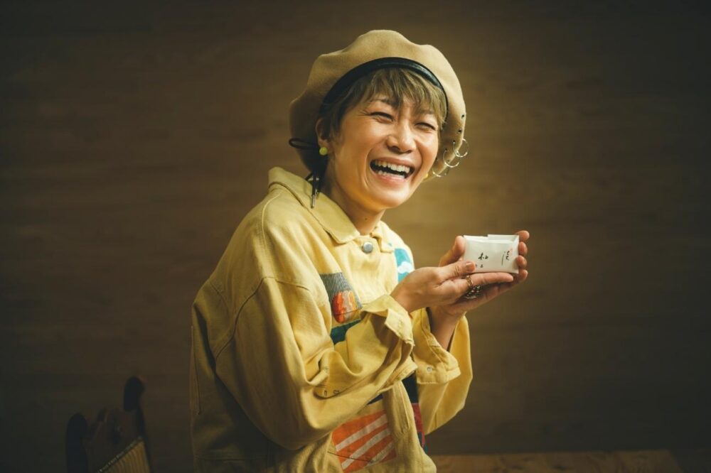 茜庵の「淡柚」を手にする福岡晃子さん