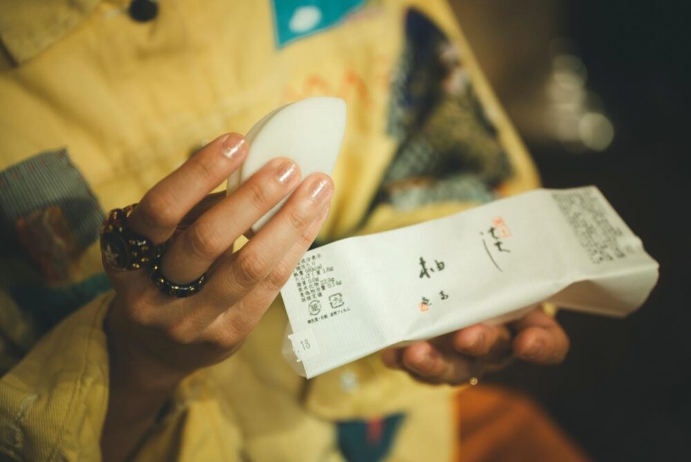 茜庵の「淡柚」を持つ福岡晃子さんの手元