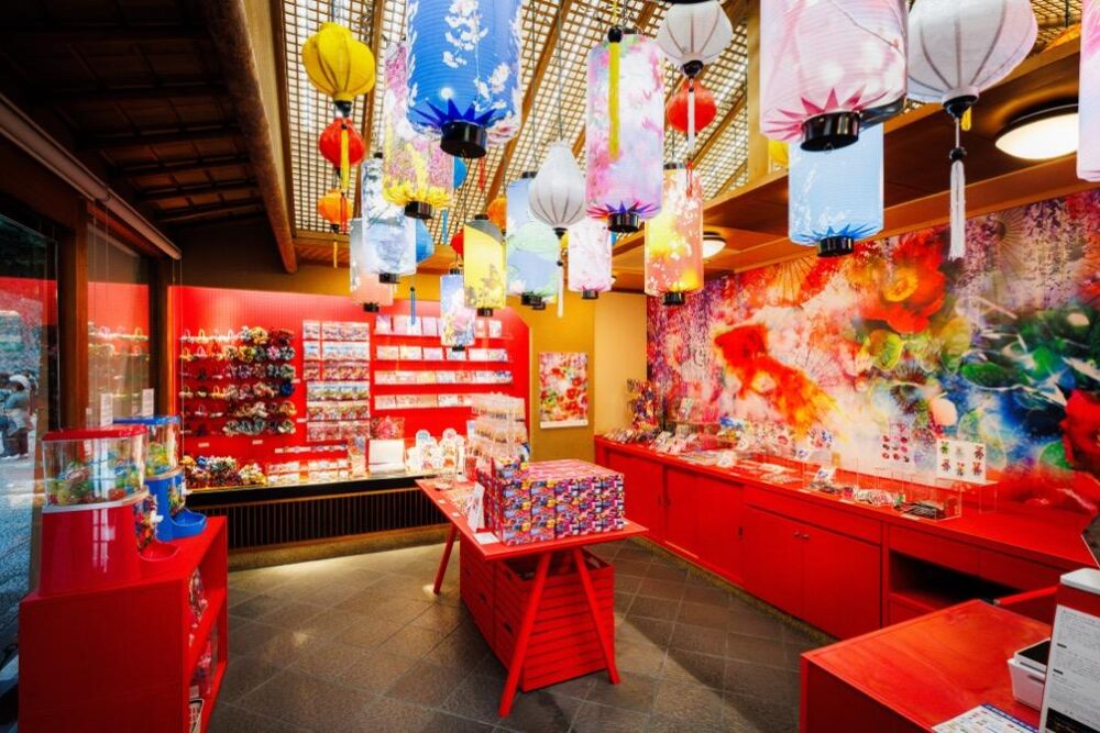 道後アート・道後温泉本館前のオフィシャルショップ「蜷川商店」内観