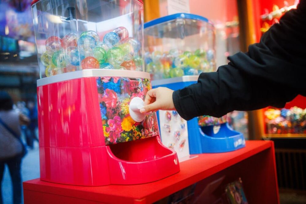 道後アート・道後温泉本館前のオフィシャルショップ「蜷川商店」にあるガチャガチャ