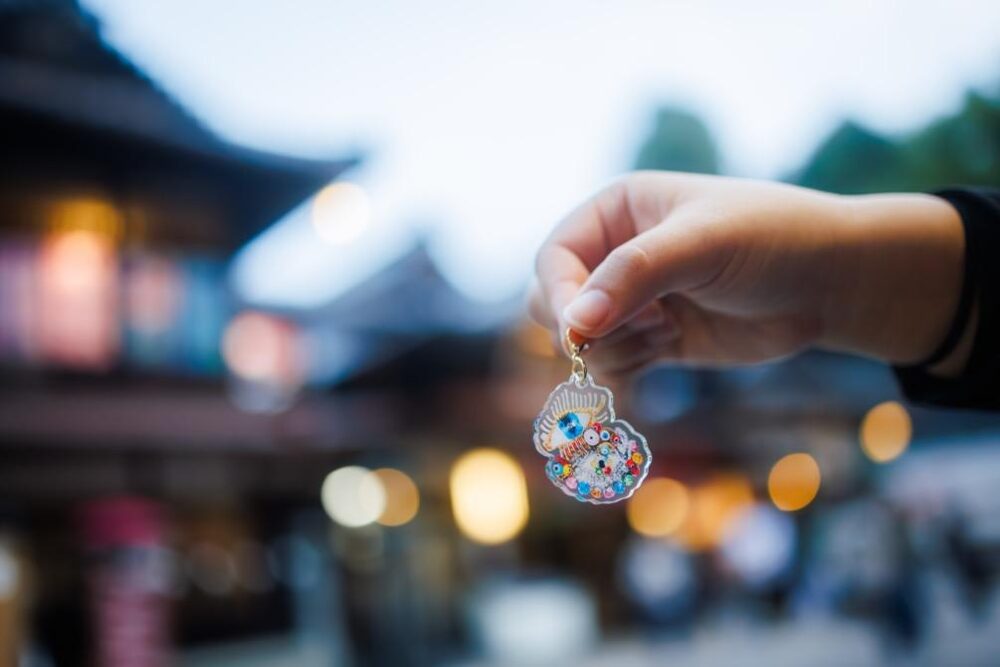 道後アート・道後温泉本館前の蜷川実花オフィシャルショップ「蜷川商店」のチャーム