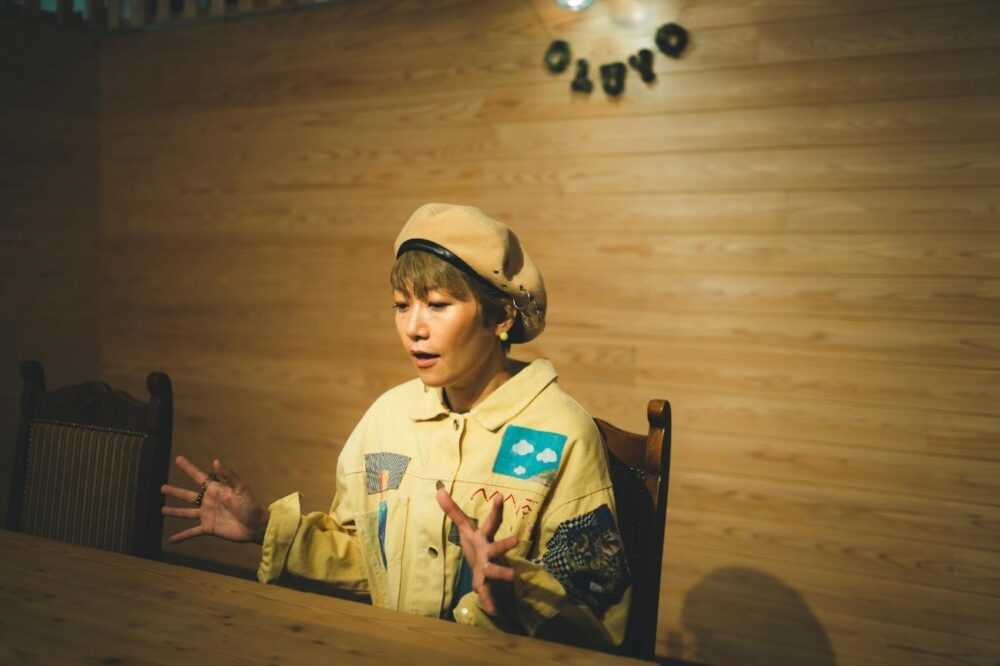 インタビューに答える福岡晃子さん