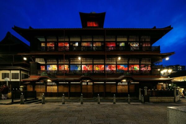 道後アート・道後温泉本館のライトアップ