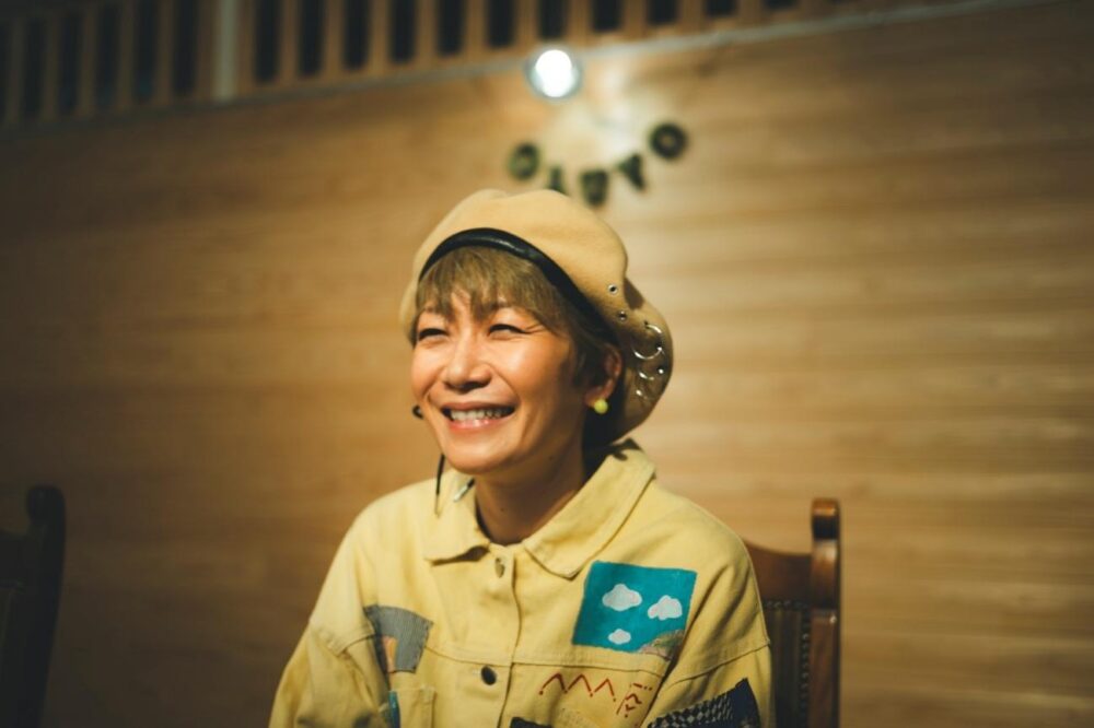 インタビューに答える福岡晃子さん