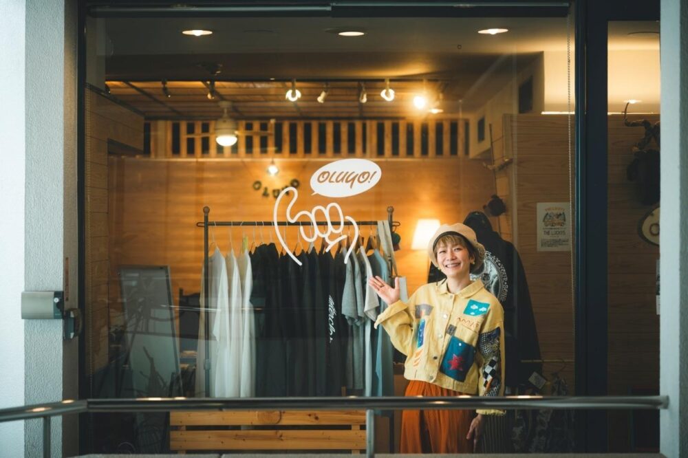 イベントスペース「OLUYO」の前に立つ福岡晃子さん