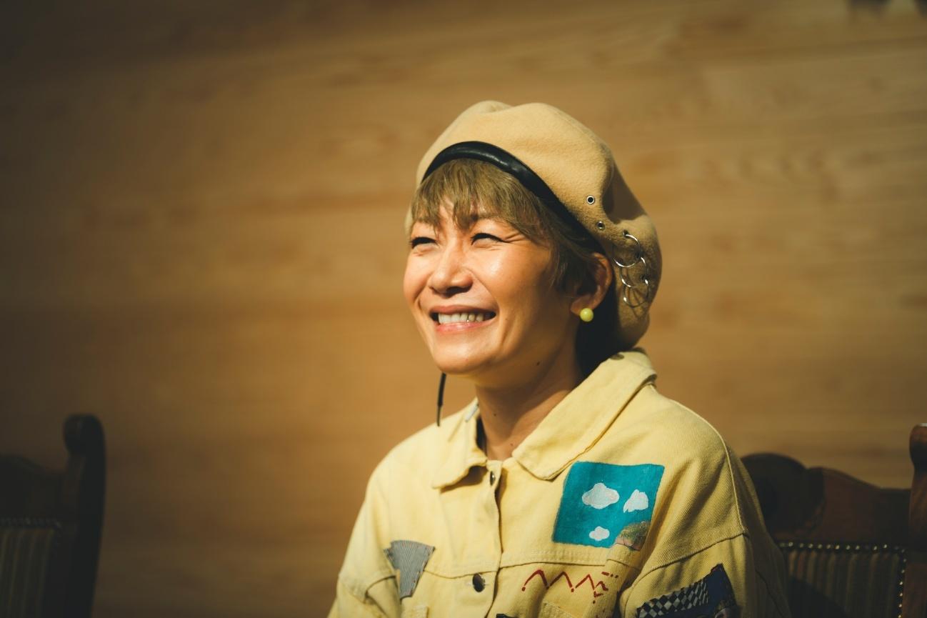 インタビューに答える福岡晃子さん