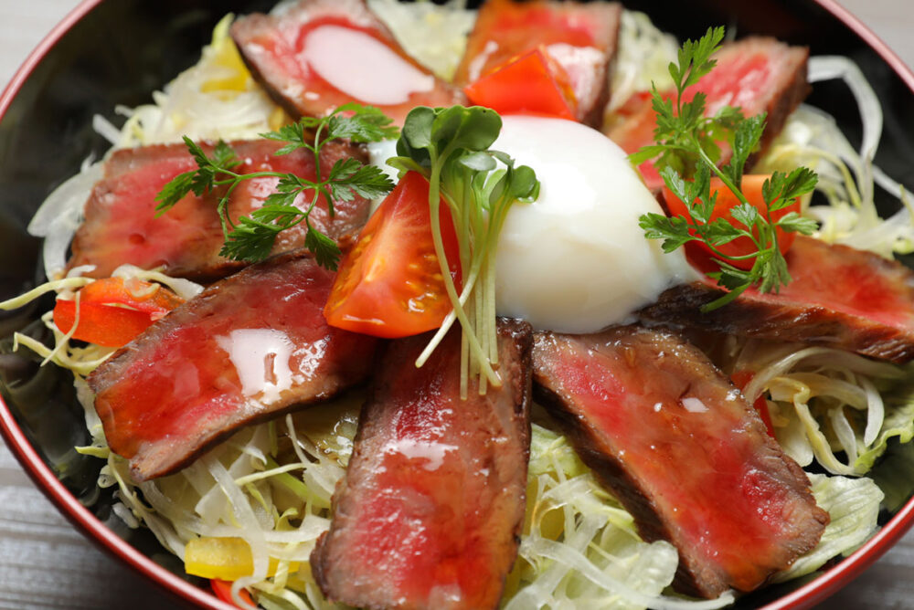 味道源の系列店魚源の讃岐オリーブ牛のローストビーフ丼