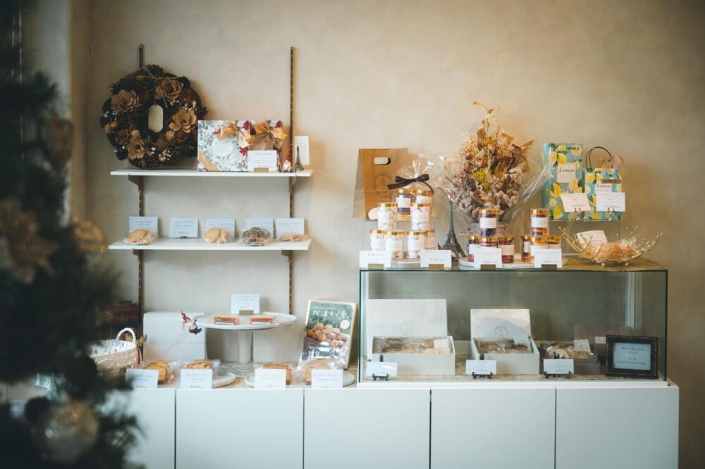pâtisserie FLORAISONの焼き菓子が並ぶ店内