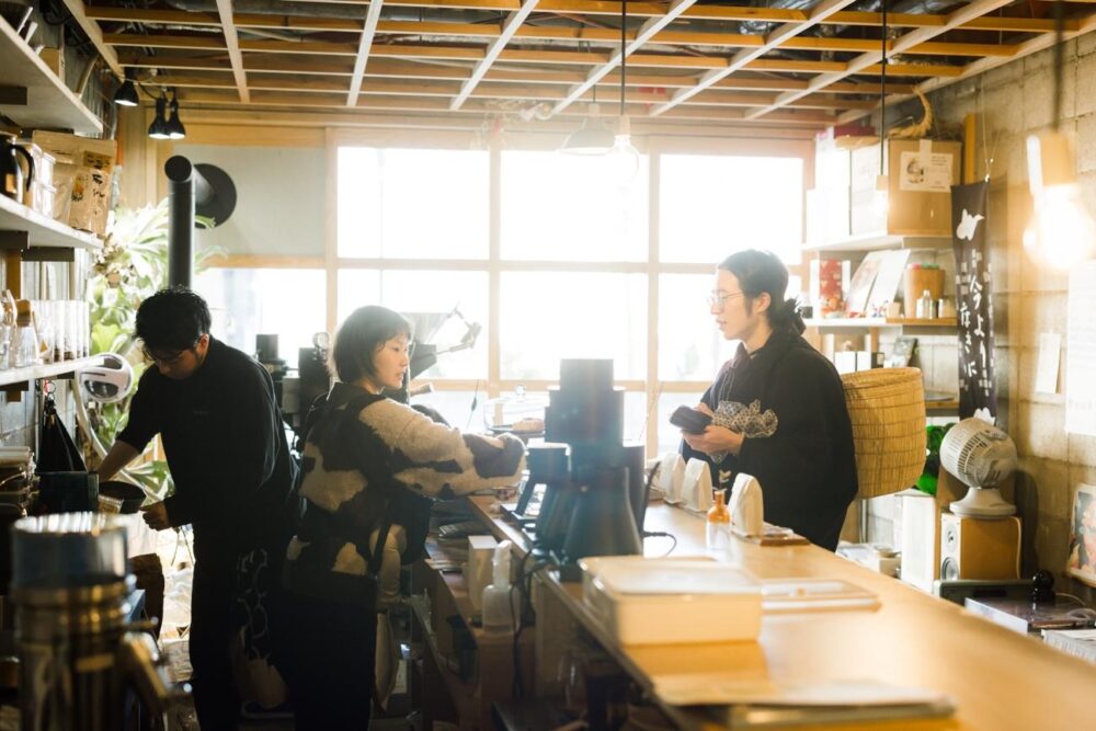 トーコーヒーで常連さんとお話する西谷さん 