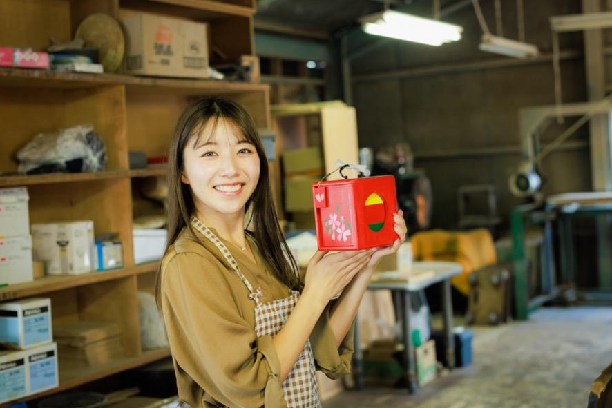 江淵鏡台店の絵付け体験で完成した遊山箱を手に持つ女性