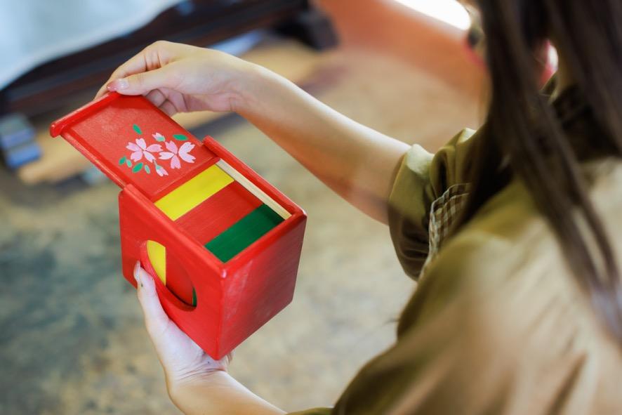 遊山箱のお重は、上から黄・赤・緑が定番