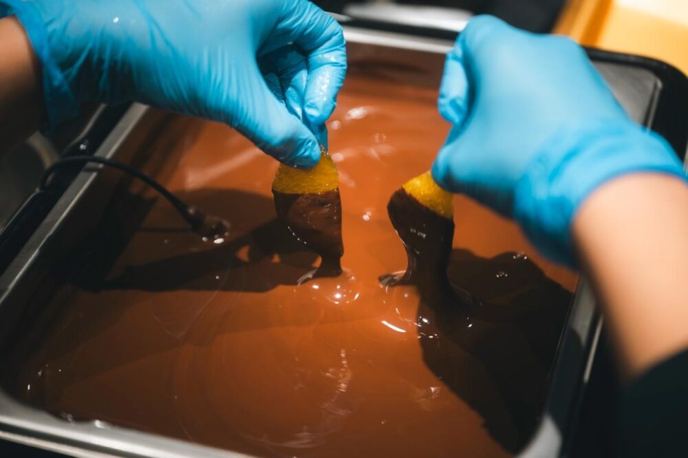 木頭ゆずピールにチョコレートをコーティングする作業