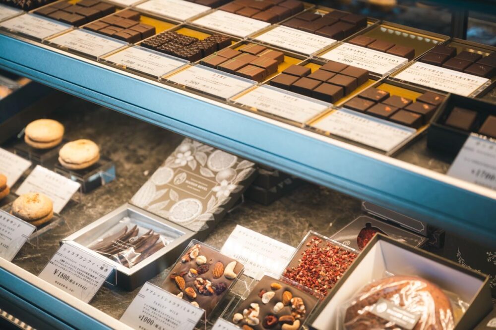 Patisserie FLORAISONのショコラが並ぶショーケース