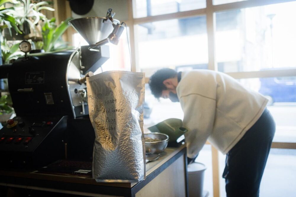 コーヒーを焙煎する森田さん