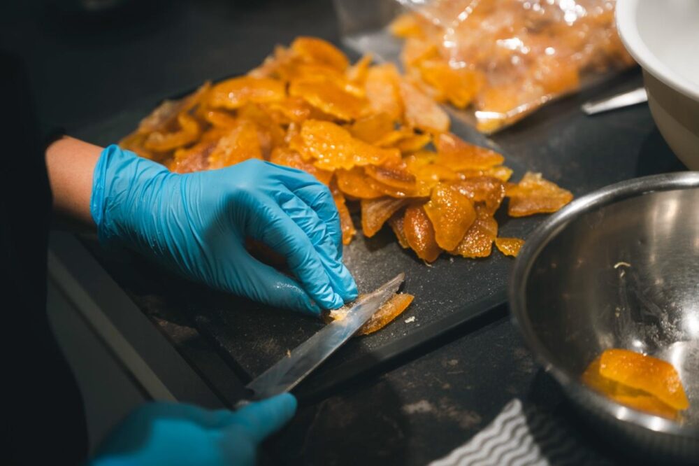 手作業で木頭ゆずの皮を仕込む