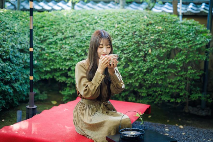 菓游 茜庵の庭園でお抹茶をいただく  