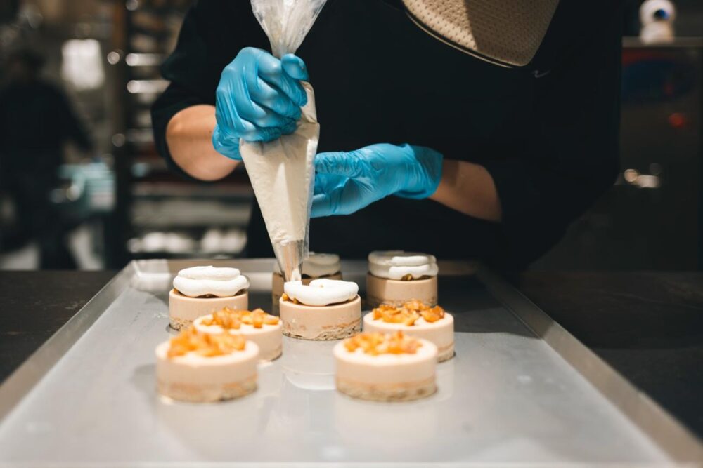 PRISM LABでパティシエがケーキを作る様子