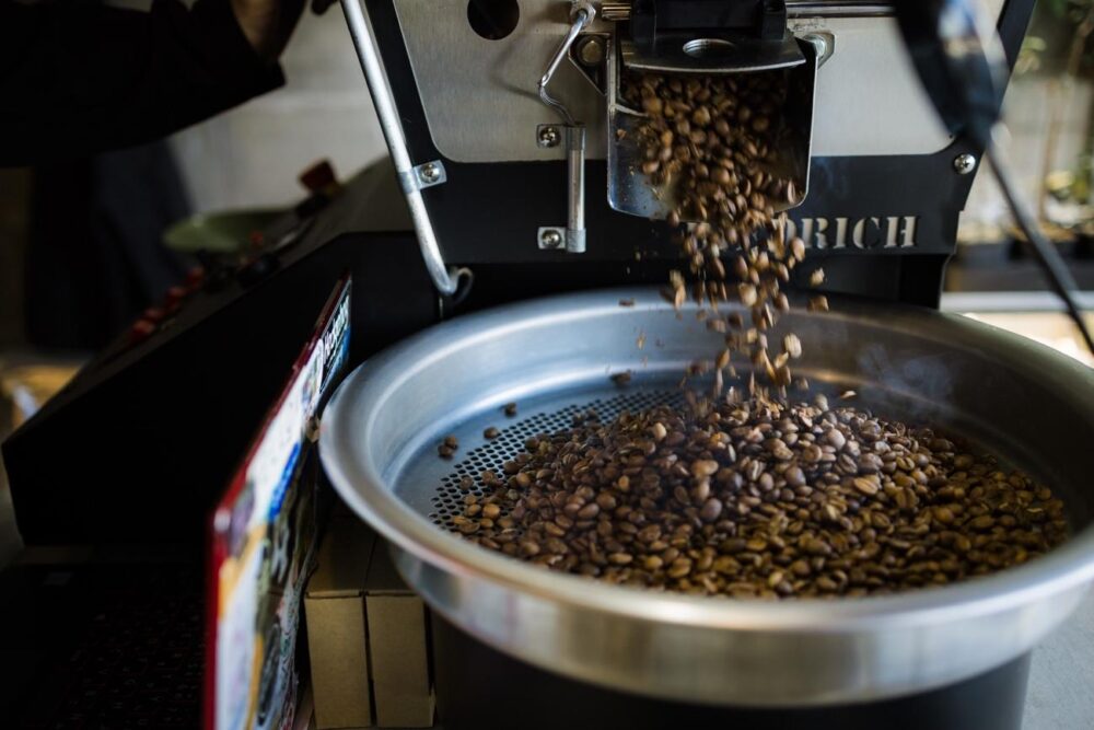 焙煎されるコーヒー豆