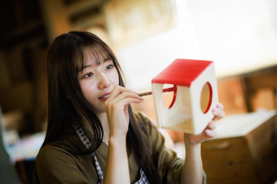 遊山箱の絵付けで外側の箱を塗る工程