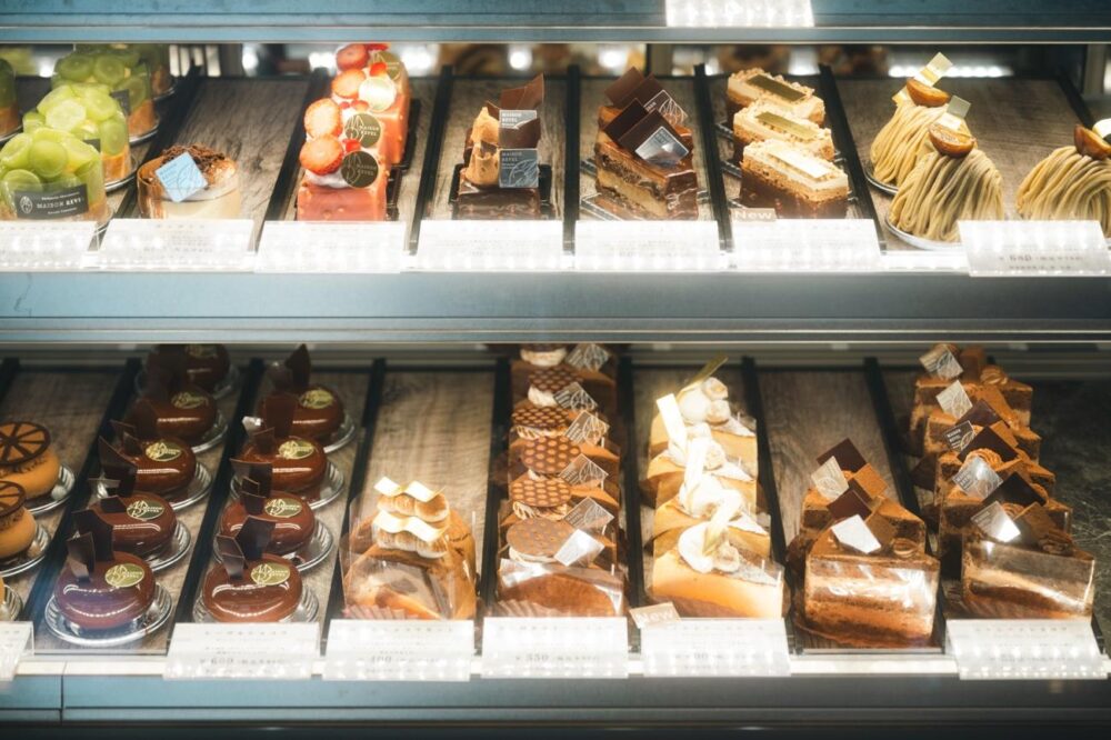 徳島市のパティスリーMAISON REVELのショーケースに並ぶケーキ