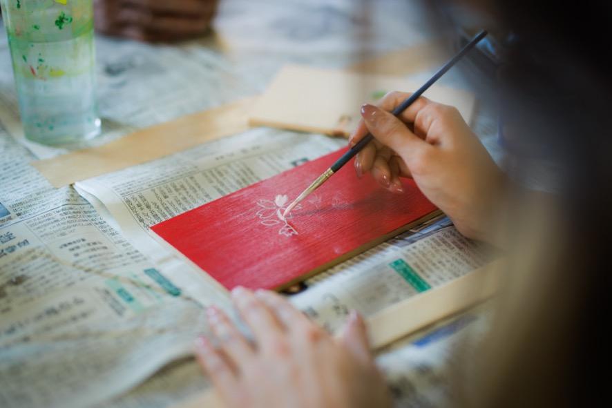 遊山箱の絵付けで絵柄を描く工程