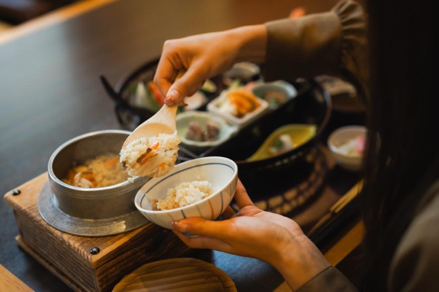 阿波割烹 五十鈴「味ごよみ 花かご御膳」の釜めしをよそう