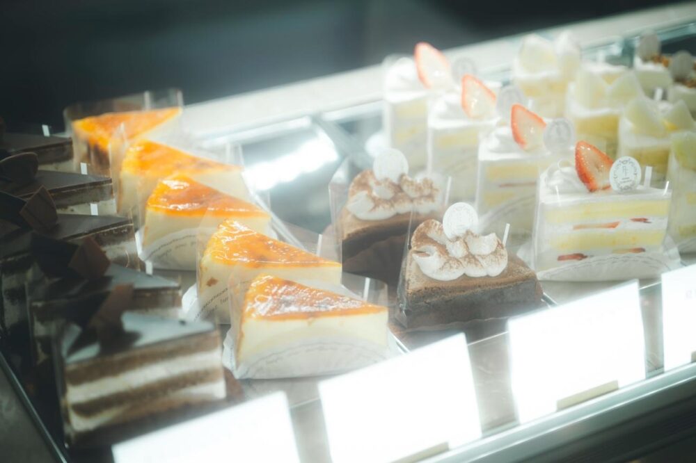 pâtisserie FLORAISONのショーケースに並ぶケーキ
