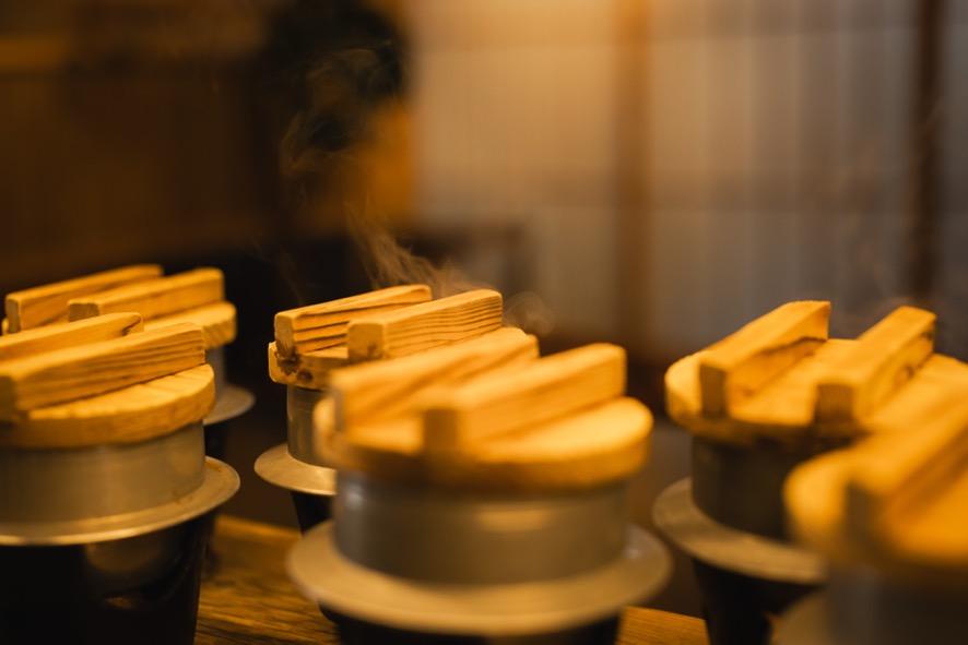 阿波割烹 五十鈴 カウンターの上に並ぶ、炊飯中の釜めし