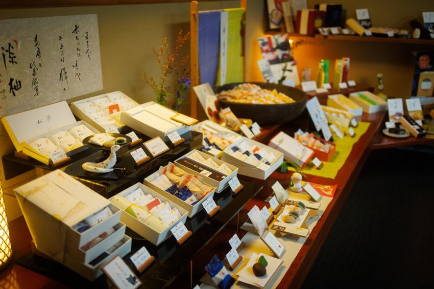 「菓游 茜庵」の店内